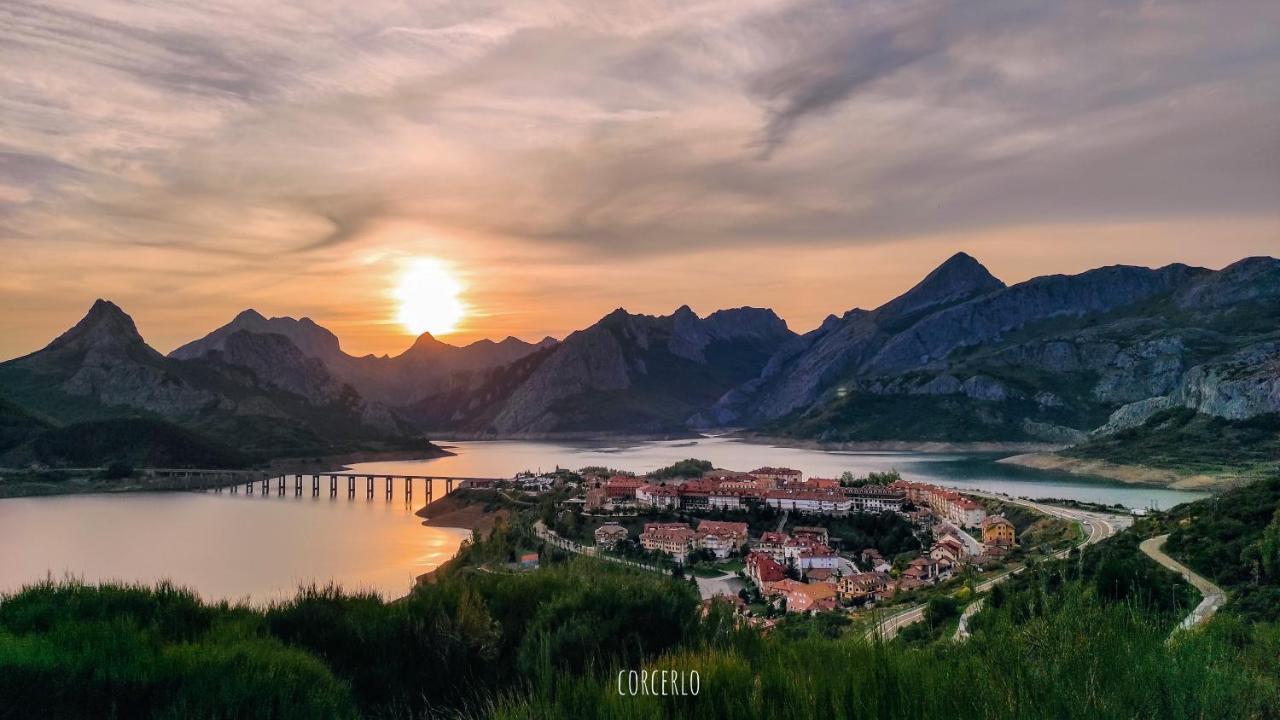 Hostal Sainz Ріаньо Екстер'єр фото