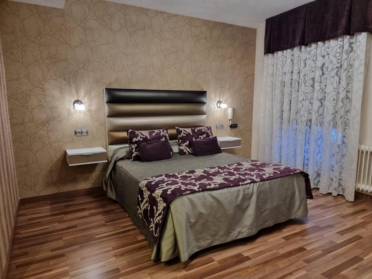 Hostal Sainz Ріаньо Екстер'єр фото