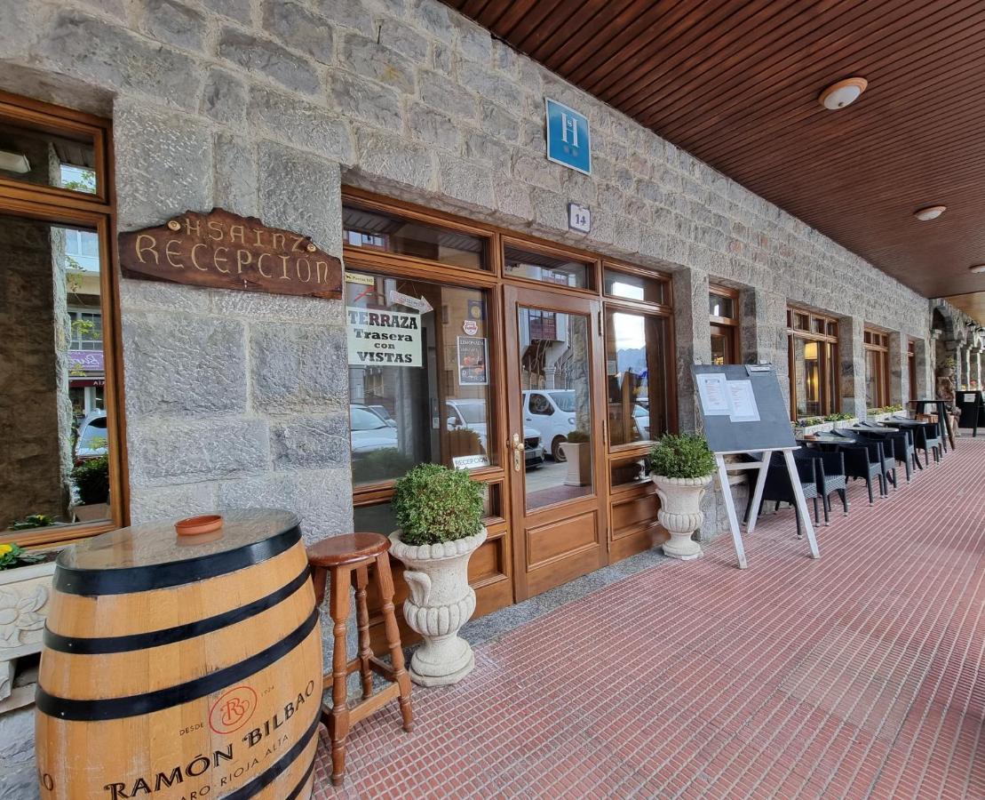 Hostal Sainz Ріаньо Екстер'єр фото