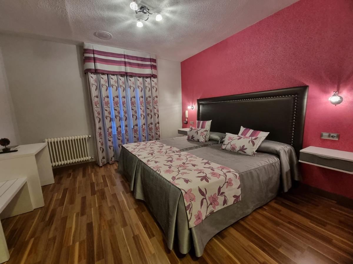 Hostal Sainz Ріаньо Екстер'єр фото
