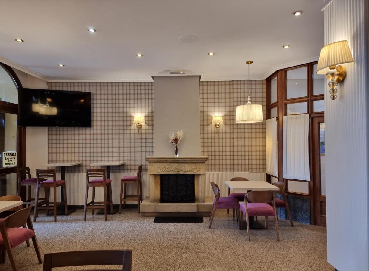 Hostal Sainz Ріаньо Екстер'єр фото