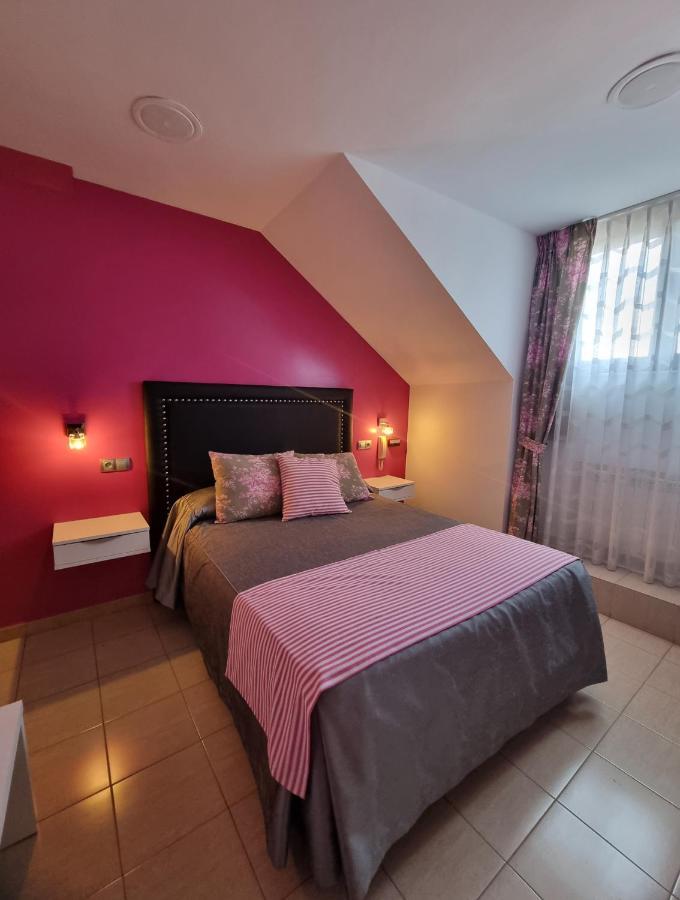 Hostal Sainz Ріаньо Екстер'єр фото
