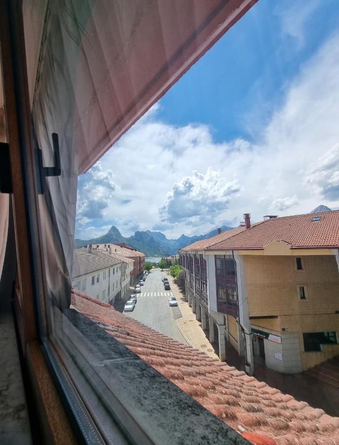 Hostal Sainz Ріаньо Екстер'єр фото