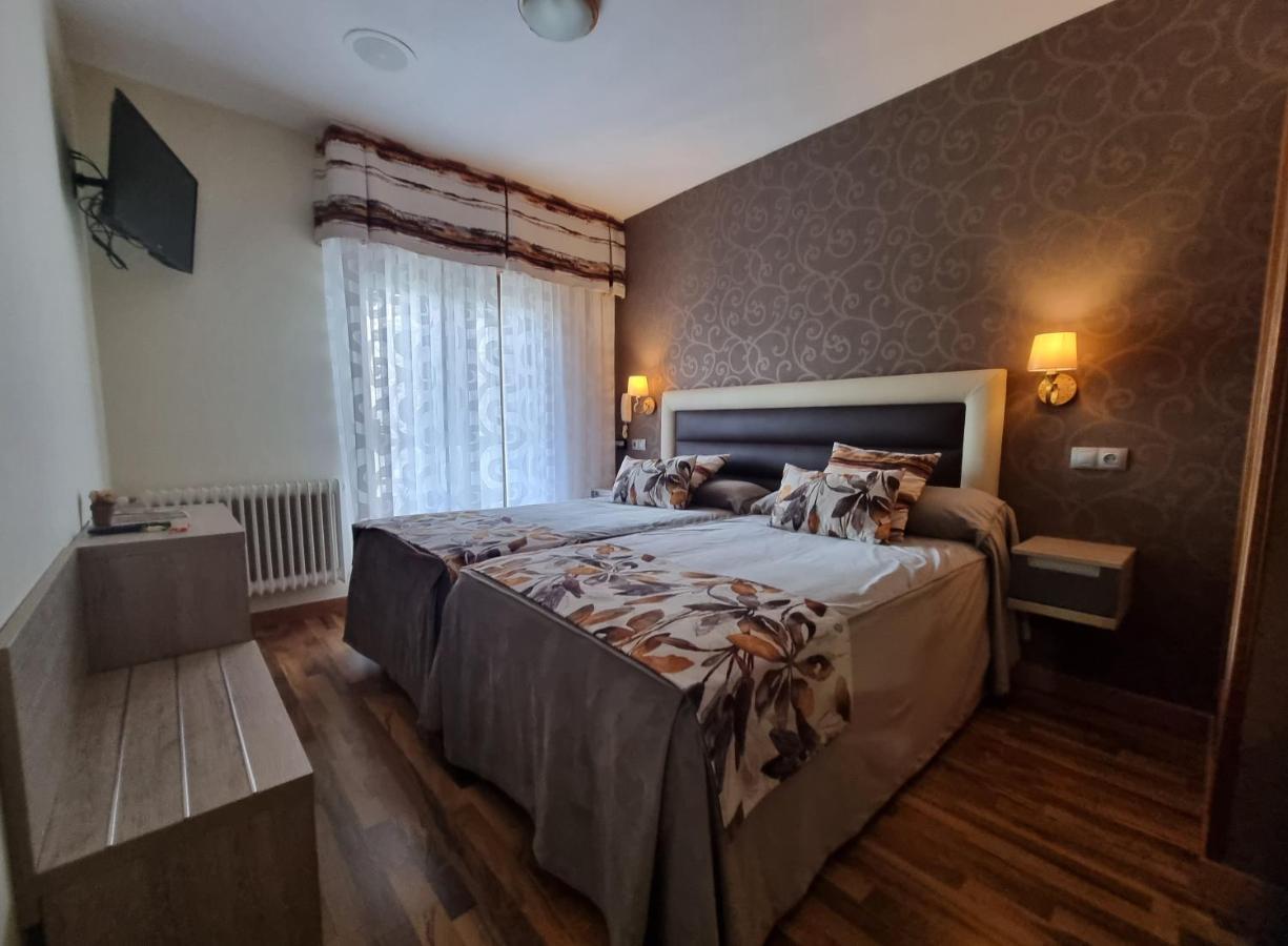 Hostal Sainz Ріаньо Екстер'єр фото
