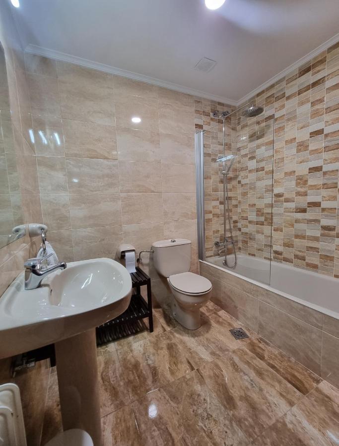 Hostal Sainz Ріаньо Екстер'єр фото