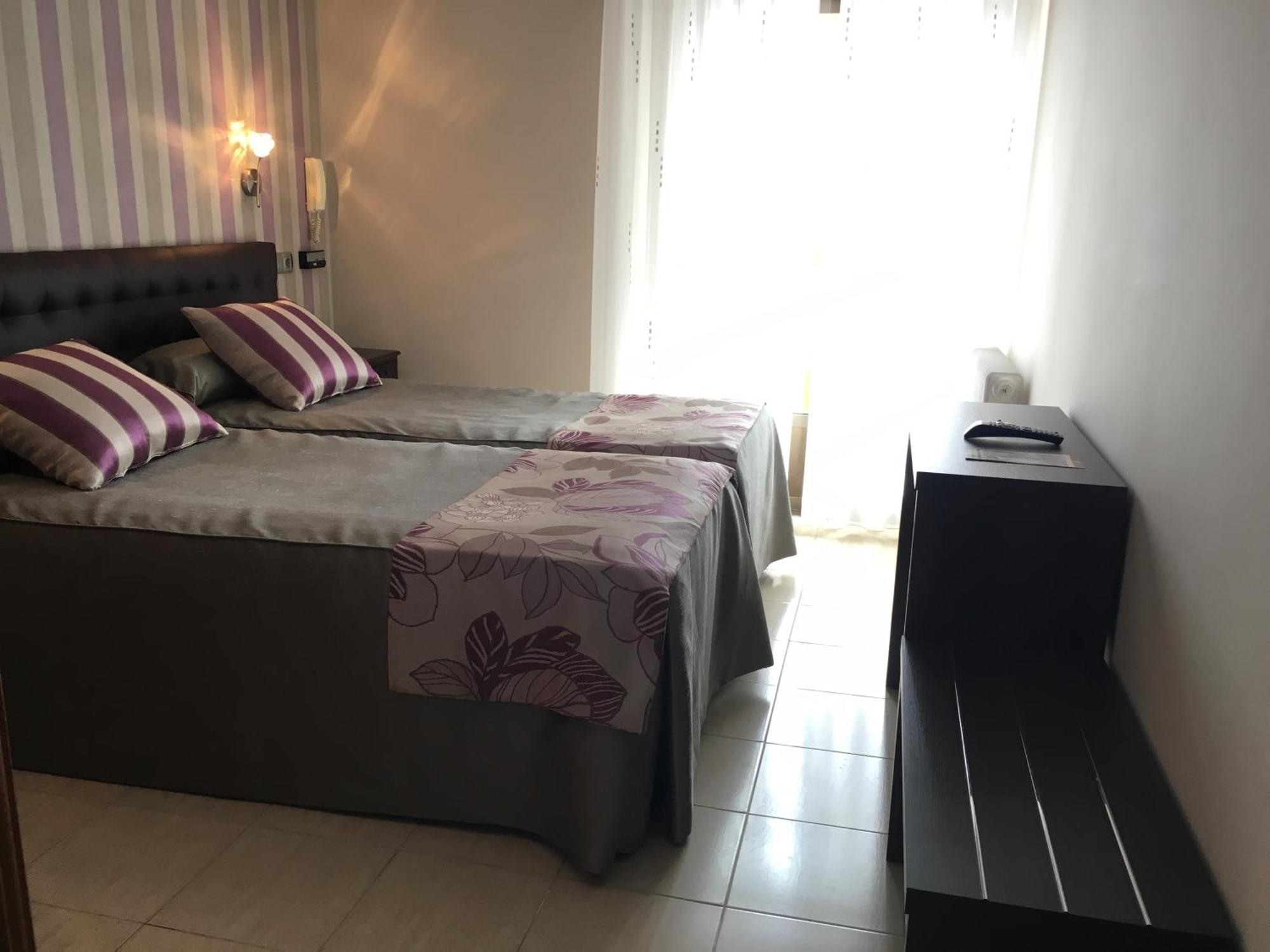 Hostal Sainz Ріаньо Екстер'єр фото