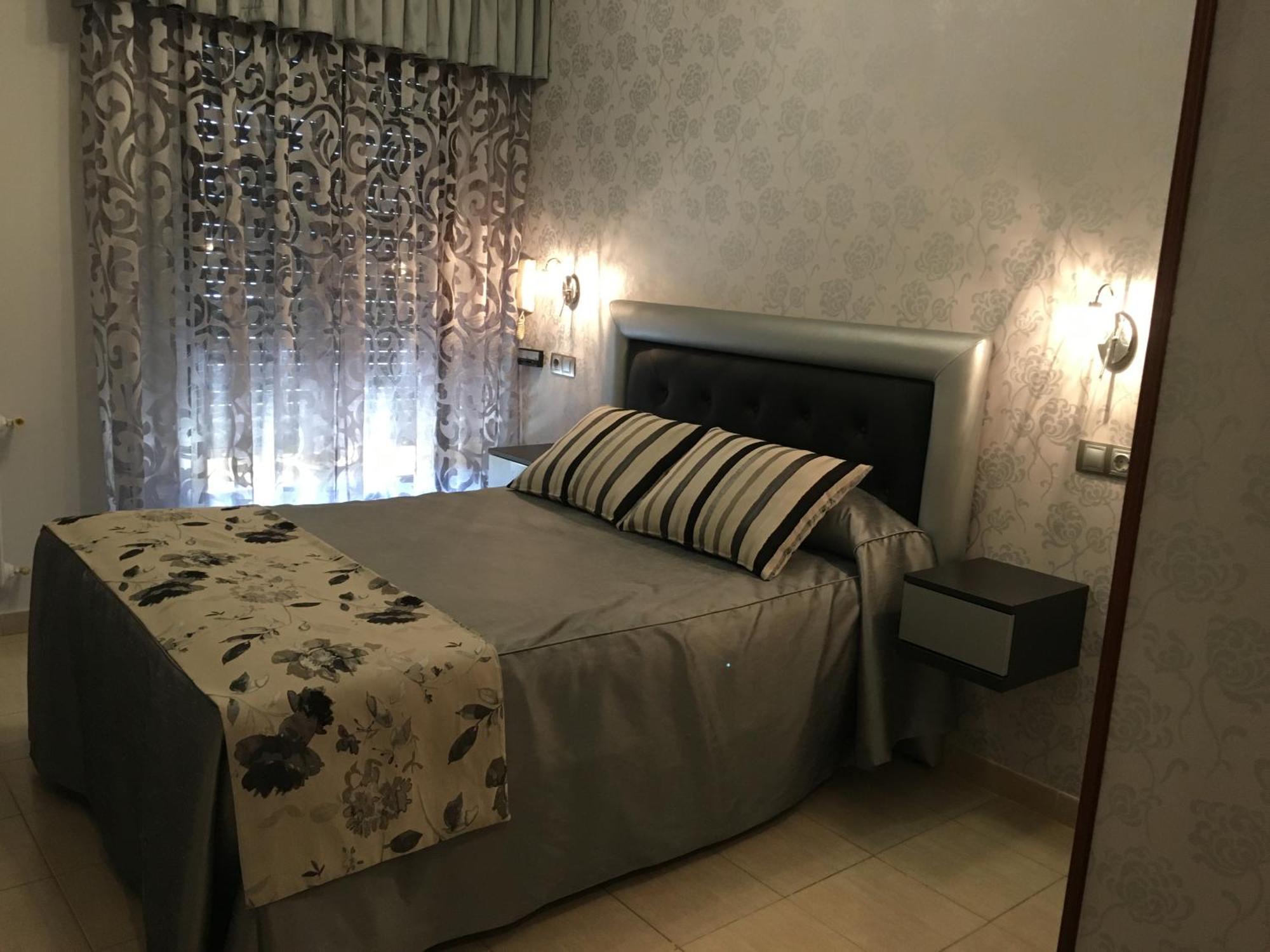 Hostal Sainz Ріаньо Екстер'єр фото