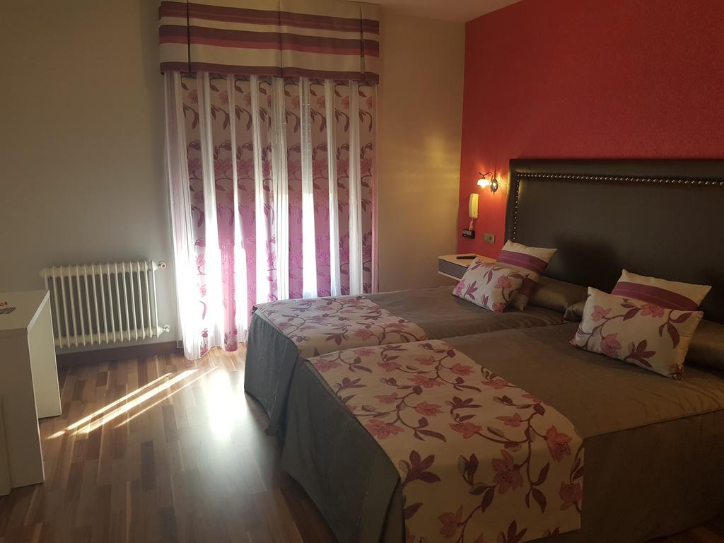 Hostal Sainz Ріаньо Екстер'єр фото